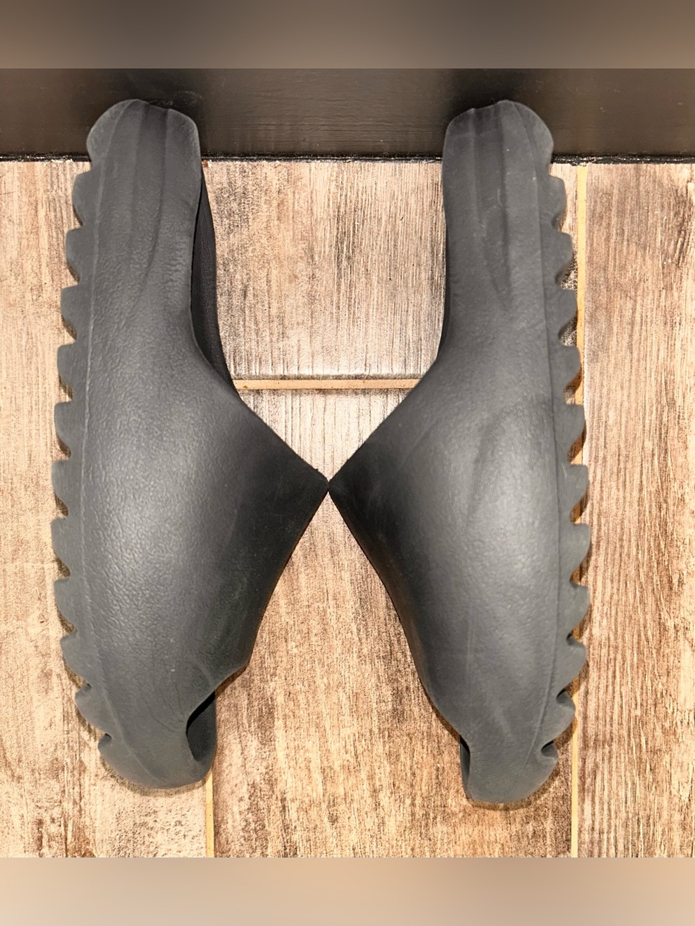 Men’s Slate Gray Adidas Yeezy Slides - Picture 6 of 8